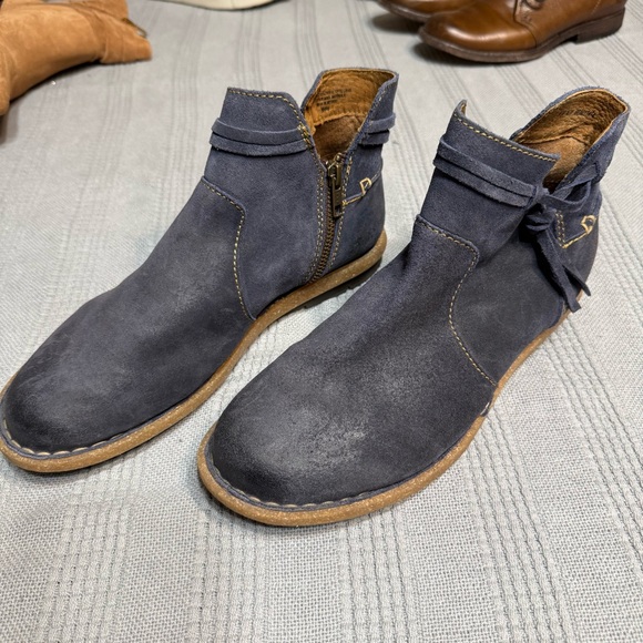 Born Women's Tarkiln Navy Blue Suede Flat Ankle Booties Size 9.5 Casual - Picture 3 of 9